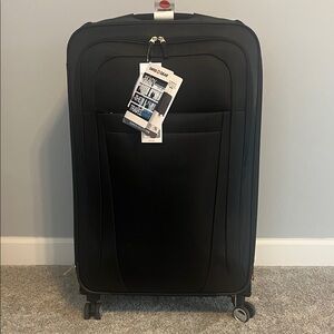 NWT - Swiss Gear Large Spinner Black Travel Suitcase - Zurich collection